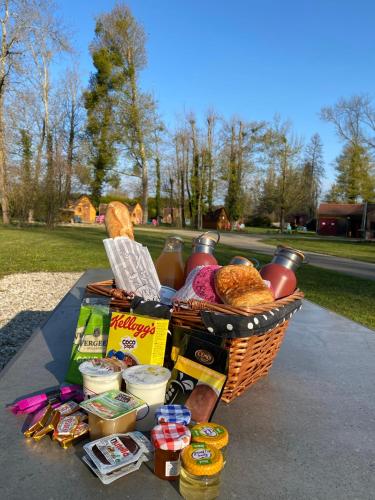 a picnic basket filled with food on a sidewalk at Le Village de la Champagne - Slowmoov in Bar-sur-Aube