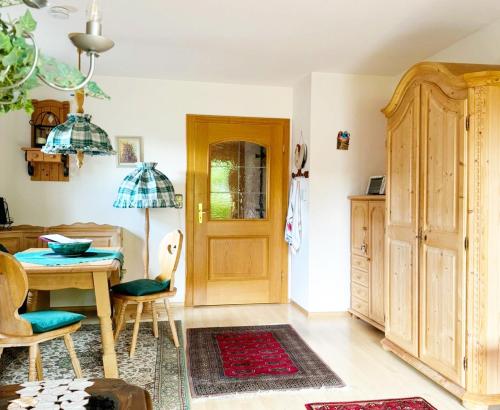 Una cocina con una mesa y un comedor. en Ferienwohnung Löster, en Bernau am Chiemsee