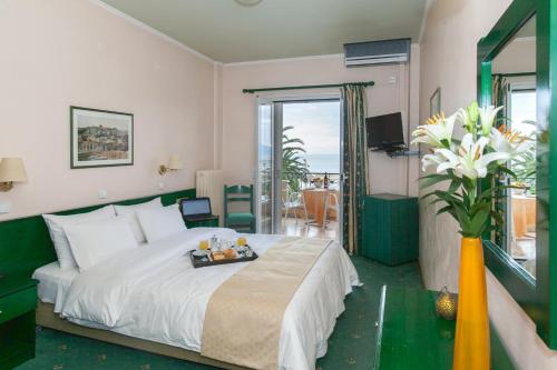 ナフプリオにあるIgnatia Hotelのベッドとバルコニー付きのホテルルーム