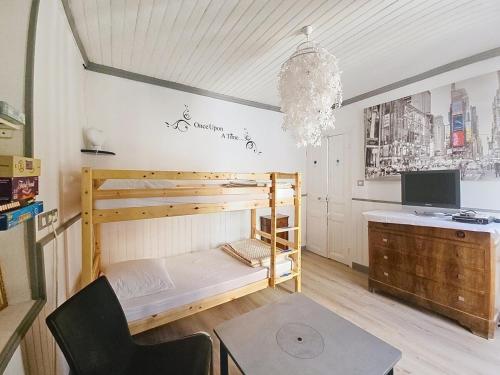 Cette petite chambre comprend des lits superposés et un bureau. dans l'établissement 3P les loups, à Saint-Martin-Vésubie