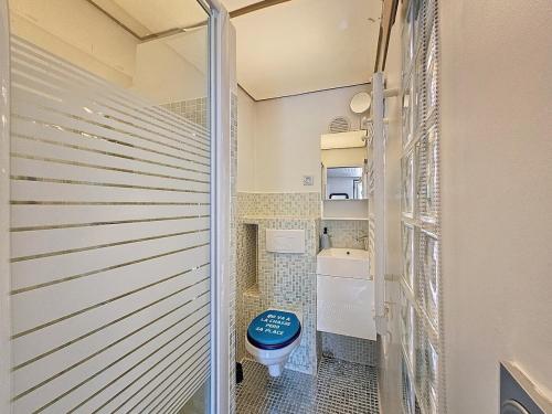 Elle comprend une petite salle de bains pourvue de toilettes bleues. dans l'établissement 3P les loups, à Saint-Martin-Vésubie