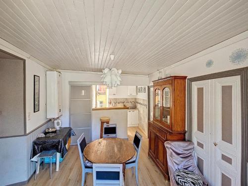 une pièce avec une table et des chaises et une cuisine dans l'établissement 3P les loups, à Saint-Martin-Vésubie