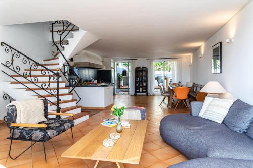 un salon avec un canapé et une table dans l'établissement VILLA LUNA VI4339 By Riviera Holiday Homes, à Èze