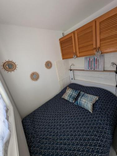 une petite chambre avec un lit dans une pièce dans l'établissement Appartement avec vue magnifique, à Saint-Gervais-les-Bains