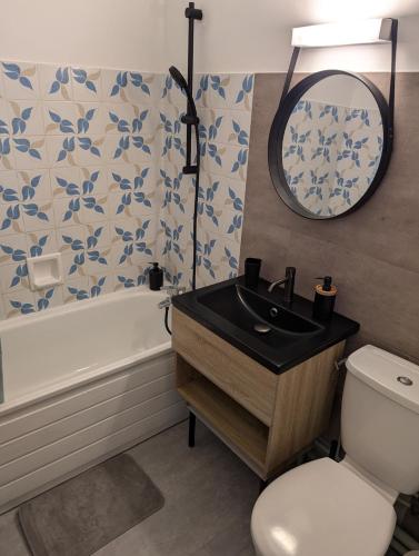 une salle de bain avec un lavabo, des toilettes et un miroir dans l'établissement Appartement avec vue magnifique, à Saint-Gervais-les-Bains