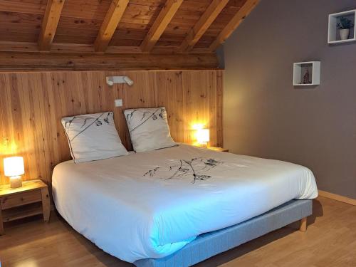 une chambre avec un lit blanc avec deux oreillers dans l'établissement Chalet 4* 8 pers, Animaux admis, Wifi, Parking à Valloire - FR-1-263-542, à Valloire