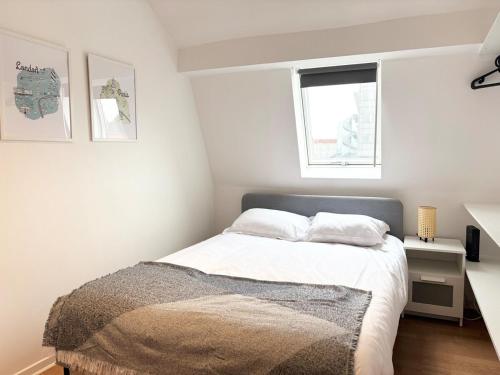 une chambre avec un lit et une fenêtre dans l'établissement Apartment for 6 guests in Hypercentre de Rbx, à Roubaix