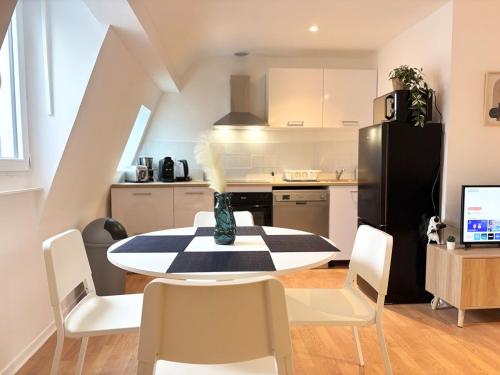 Il comprend une cuisine équipée d'une table et d'un réfrigérateur noir. dans l'établissement Apartment for 6 guests in Hypercentre de Rbx, à Roubaix