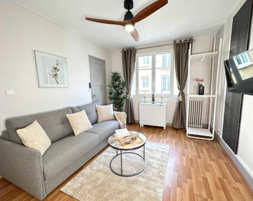 un salon avec un canapé et une table dans l'établissement Beautiful Studio near Parc des Expositions, à Paris