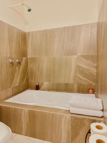 Koupelna v ubytování Suite monoambiente con aire y bañera