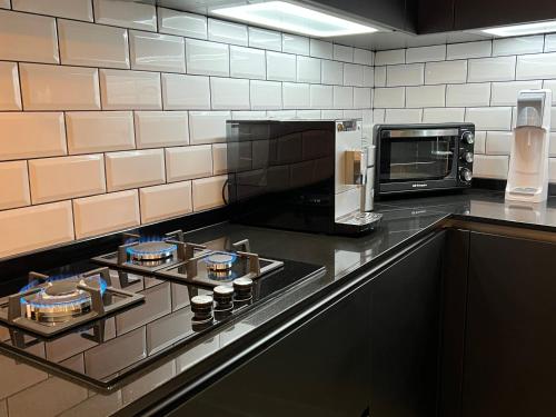 One Bedroom, Murphy Bed, Sofa Bed, Home-Office, Modern, Quiet, Fully Equipped, Powerful AC, 300 Mbps Fibre, Washer and Dryer