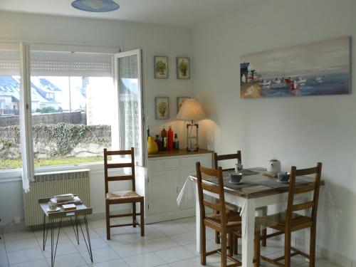 une cuisine avec une table et des chaises dans une pièce dans l'établissement TY ME ZA - Maison jardin St Colomban - C143, à Carnac