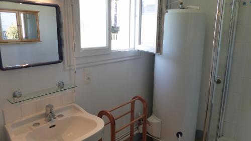 La salle de bains est pourvue d'un lavabo, d'une fenêtre et d'une douche. dans l'établissement TY ME ZA - Maison jardin St Colomban - C143, à Carnac