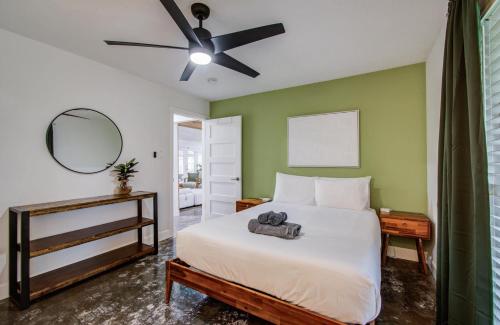 Ένα ή περισσότερα κρεβάτια σε δωμάτιο στο Rustic Modern Escape - 4BD-2BA with Pool & Patio