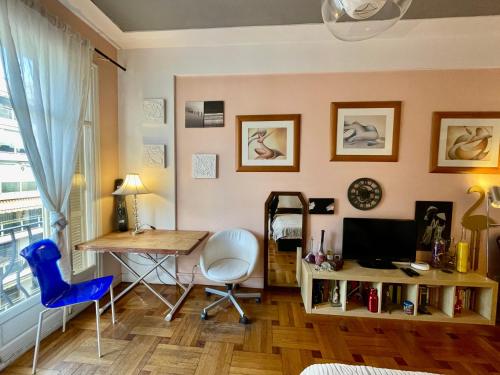 - un salon avec un bureau et une table avec un ordinateur dans l'établissement Seaside vintage studio, à Nice