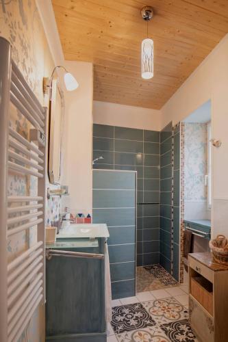 une salle de bain avec un lavabo et une douche dans l'établissement Charmant gîte à la campagne, proche du Puy du Fou, Les Charmes de Castellariis, à Pouzauges
