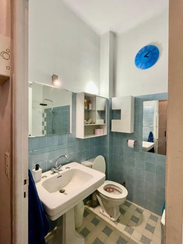 une salle de bain avec un lavabo et des toilettes dans l'établissement Seaside vintage studio, à Nice