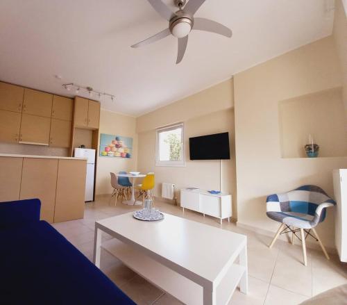 C4 2-Rooms apt 3rd 850m Metro Evangelismos 150m EKPA Univ Campus 100m Bus Stop to Acropolis