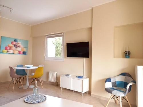 C4 2-Rooms apt 3rd 850m Metro Evangelismos 150m EKPA Univ Campus 100m Bus Stop to Acropolis