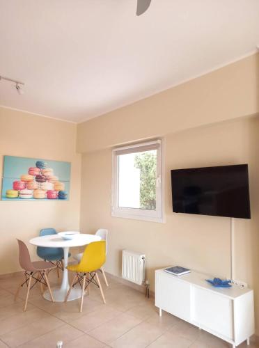 C4 2-Rooms apt 3rd 850m Metro Evangelismos 150m EKPA Univ Campus 100m Bus Stop to Acropolis