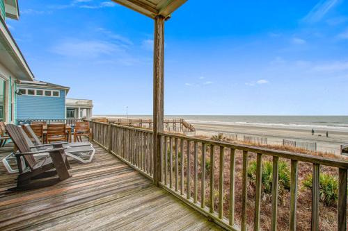 uitzicht op het strand vanaf de veranda van een strandhuis bij The Lighthouse Keeper in Folly Beach