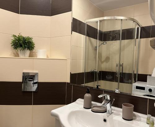 a bathroom with a sink and a shower at Apartament przy Parku Czartoryskich - Faktury VAT - parking in Puławy