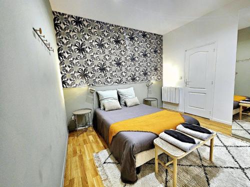 - une chambre avec un lit et du papier peint noir et blanc dans l'établissement Refuge Urbain - Idéal pour familles & amis - Calme en plein centre-ville - Wifi Haut Débit - Netflix - Machine à laver - Gare, Cathédrale de Reims, Commerces, Restaurants & Transports en commun accessibles à pied en moins de 10 minutes, à Reims