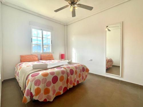 une chambre avec un lit et un ventilateur de plafond dans l'établissement Sunset Pool Villa, à Calp