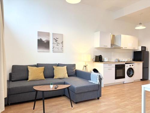 un salon avec un canapé et une table dans l'établissement Lovely apartment - 4 guests Roubaix, à Roubaix