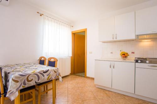 Kuchyň nebo kuchyňský kout v ubytování Apartments Lorena B