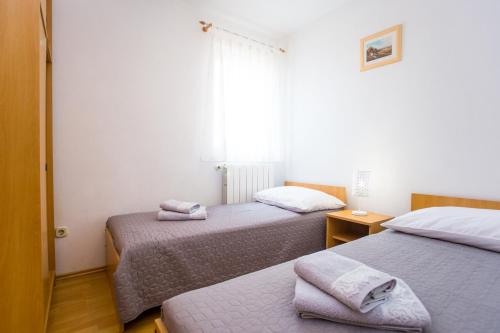 Postel nebo postele na pokoji v ubytování Apartments Lorena B