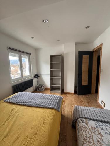 une chambre avec deux lits et une fenêtre dans l'établissement O'Coeur Des Vosges, à Gérardmer