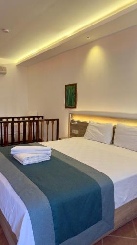 Letto o letti in una camera di The Kumsal Hotel Oludeniz