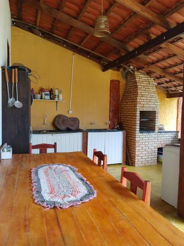 a table with chairs and a rug on top of it at Cantinho do sossego in Trairi