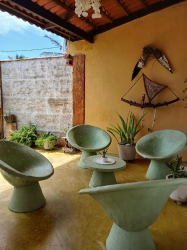 a room with three green bowls and plants at Cantinho do sossego in Trairi