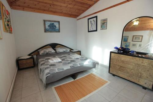 Ένα ή περισσότερα κρεβάτια σε δωμάτιο στο Georgia's Summer Apartment