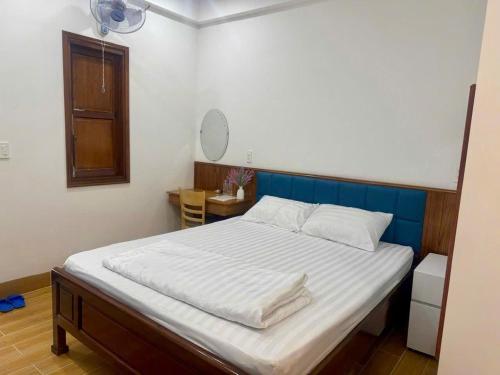 a bedroom with a large white bed in a room at Nhà nghỉ Bình An in Ðông Tác (1)