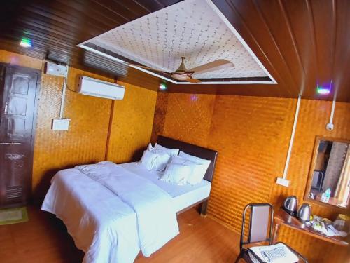 Postel nebo postele na pokoji v ubytování Aquaholic - A Floating Villa