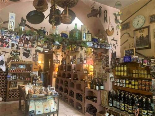 un magasin rempli de nombreuses bouteilles de vin dans l'établissement 10 min de Cortè, 5 couchages,, à Venaco