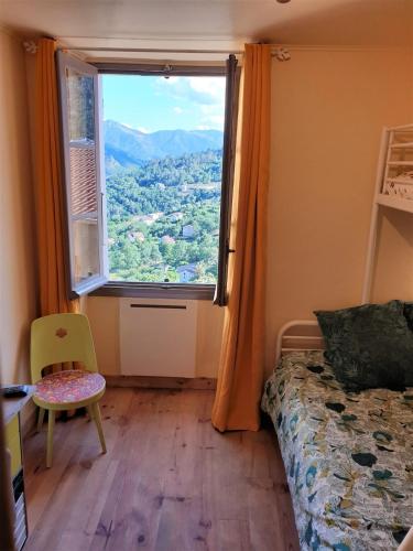 - une chambre avec une grande fenêtre offrant une vue dans l'établissement 10 min de Cortè, 5 couchages,, à Venaco