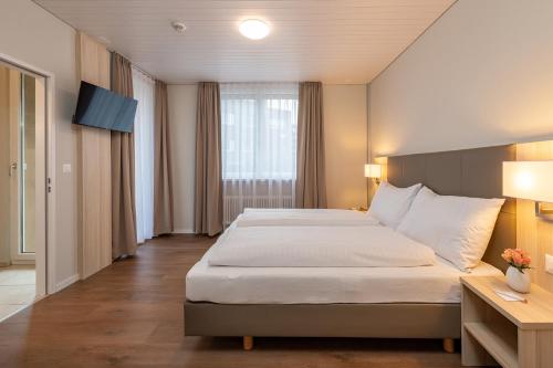 Postel nebo postele na pokoji v ubytování Hotel Garni Rössli