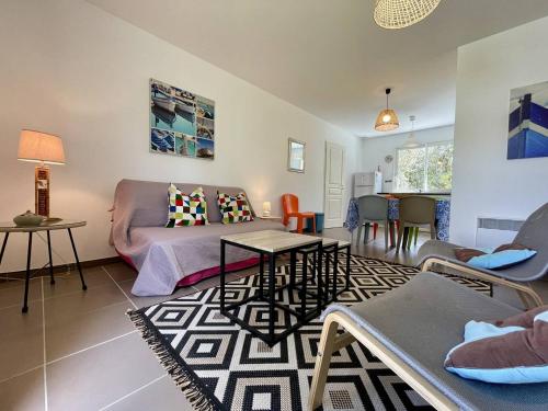 un salon avec un canapé et une table dans l'établissement Maison 3 pièces 4 couchages SAINT GEORGES D'OLERON SGO000-121, à Saint-Georges-dʼOléron