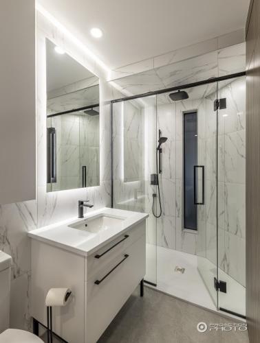 une salle de bain blanche avec un lavabo et une douche dans l'établissement Arc de Triomphe/ Champs-Élysées, à Paris
