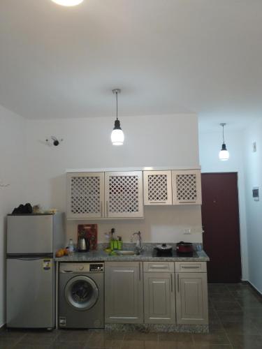 una cucina con lavello e lavatrice di Impeccable 1-Bed Apartment in Hurghada a Hurghada