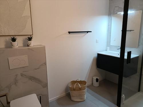 Koupelna v ubytování Appt neuf 2-4 pers avec loggia - Piscine chauffée - Bord de mer - Corse du Sud- Bonifacio