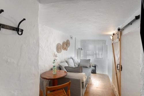 ein Wohnzimmer mit Sofa und Tisch in der Unterkunft Mi Candela in Valleseco