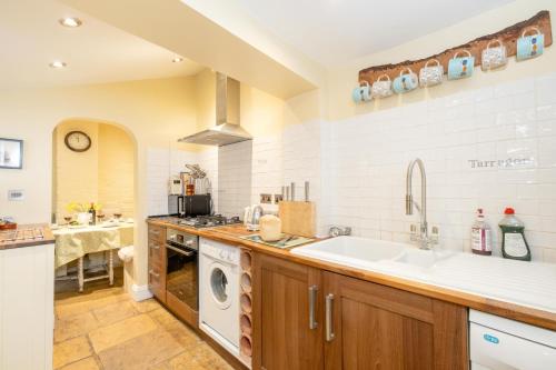 Dapur atau dapur kecil di Pebble Cottage - 6 Victoria Rd - Aldeburgh Coastal Cottages