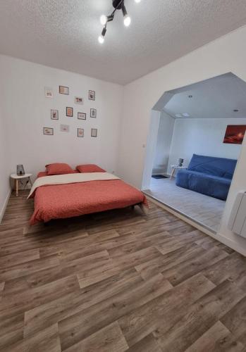 une chambre avec un lit et un miroir dans l'établissement Studio en plein cœur du bassin d'Arcachon, à Audenge