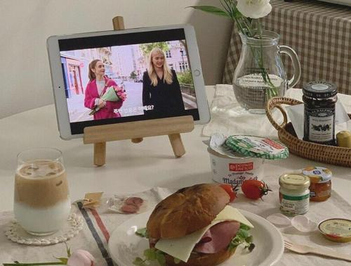 アパートメントの敷地内または近くでの食事または食べ物