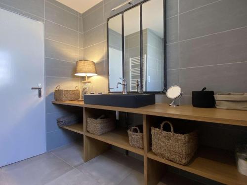 une salle de bain avec un lavabo bleu et un miroir dans l'établissement Maison 3 pièces 4 couchages La Brée Les Bains LBO000-130, à La Brée-les-Bains